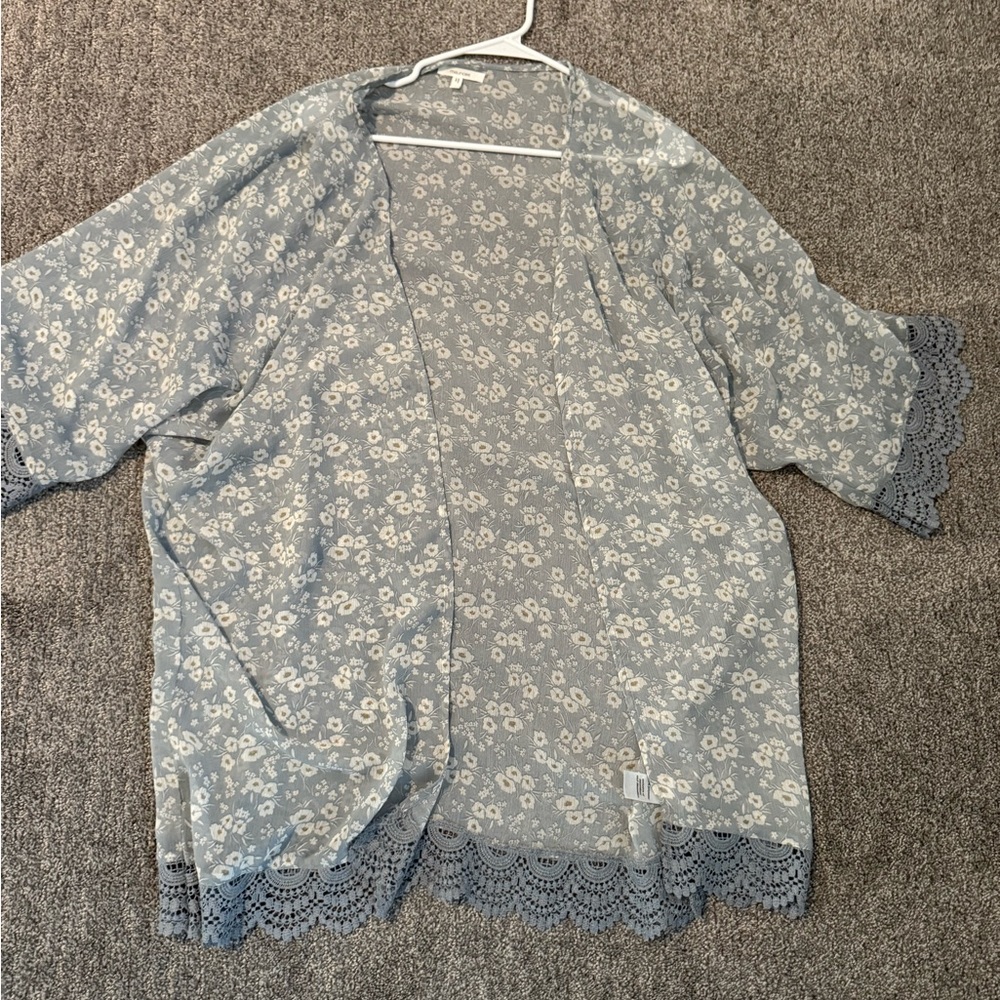 Maurice’s Grey Floral Lace Kimono, Sz 1 14/16